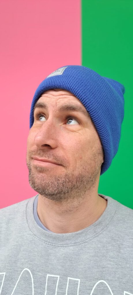 Daniel Fibrile schaut nach oben - pink gruen blau